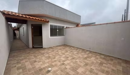 Casa com 2 quartos, piscina e churrasqueira em Itanhaém.
