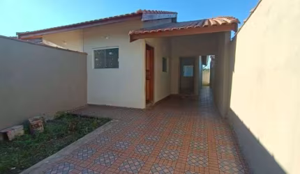 Casa com 2 quartos e espaço para piscina em Peruíbe.