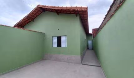 Casa com 2 quartos, piscina e churrasqueira em Mongaguá.