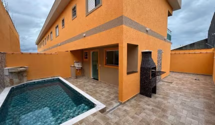 Casa com 2 quartos, piscina e área gourmet com churrasqueira em Itanhaém.
