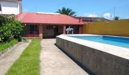 Casa na praia com piscina e 3 quartos em Itanhaém.