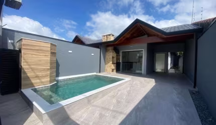 Casa na praia com 3 quartos, piscina e área gourmet com churrasqueira em Peruíbe.