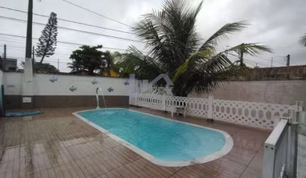 Casa com 2 quartos, piscina e área gourmet com churrasqueira em Itanhaém.