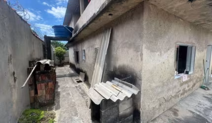 Casa com 2 quartos, jardim e espaço para piscina em Itanhaém.
