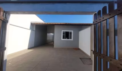 Casa com 2 quartos e espaço para piscina em Itanhaém.
