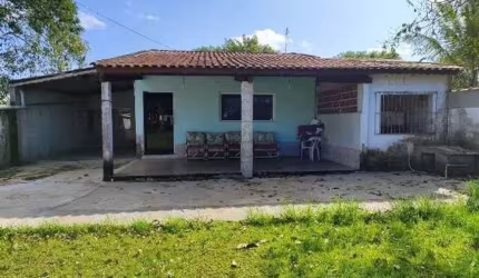 Chácara com 3 quartos e piscina em Peruíbe.