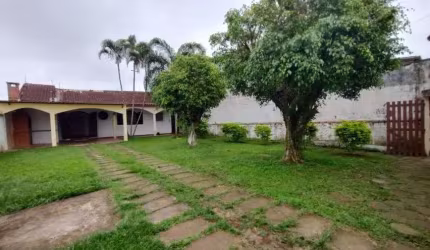Casa com 2 quartos, espaço para piscina e área gourmet com churrasqueira em Itanhaém.