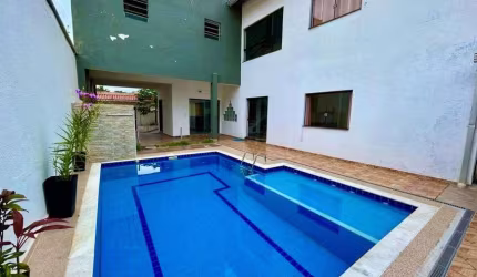 Casa na praia com 4 quartos, piscina e área gourmet com churrasqueira em Peruíbe.