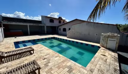 Casa na praia com piscina e 4 quartos em Itanhaém.