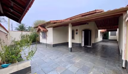 Casa com 3 quartos, edícula, área gourmet e jardim em Itanhaém.