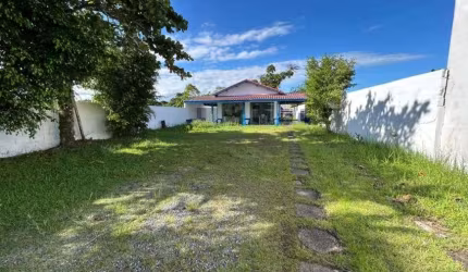 Casa com 2 quartos, espaço para piscina e jardim em Itanhaém.