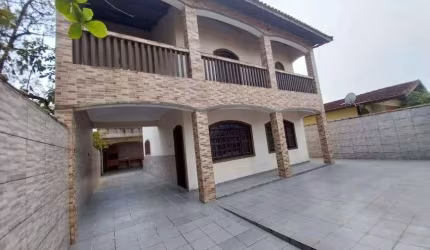 Casa com 3 quartos e área gourmet com churrasqueira em Itanhaém.