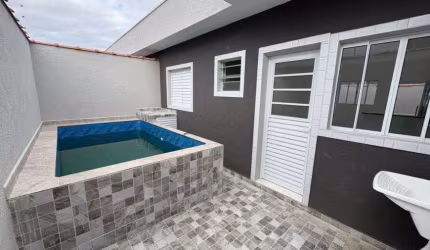 Casa em condominio com piscina e 2 quartos em Itanhaém.