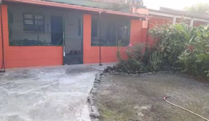 Casa com 2 quartos, jardim e espaço para piscina em Itanhaém.