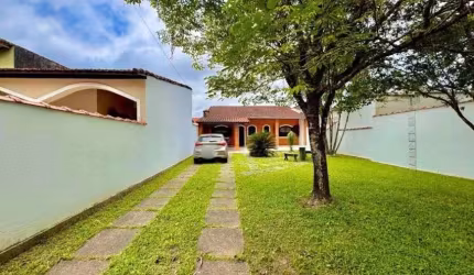 Casa na praia com 2 quartos, área gourmet e espaço para piscina em Itanhaém.