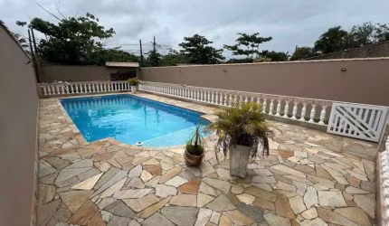 Casa na praia com piscina, 4 quartos e área gourmet com churrasqueira em Itanhaém.