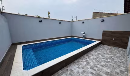 Casa com piscina, 2 quartos e churrasqueira em Itanhaém.