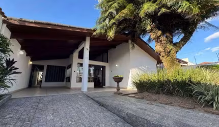 Casa à 90m do mar com 4 quartos, área gourmet e jardim em Peruíbe.