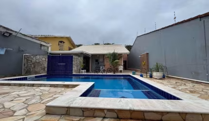 Casa na praia com piscina, 3 quartos e área gourmet com churrasquera em Peruíbe.