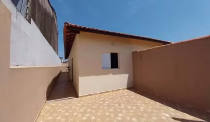 Casa com 2 quartos e área gourmet com churrasqueira em Itanhaém.