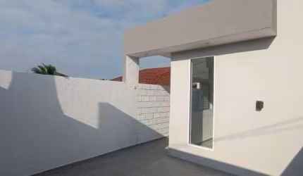 Casa com 2 quartos, piscina e área gourmet com churrasqueira em Itanhaém.