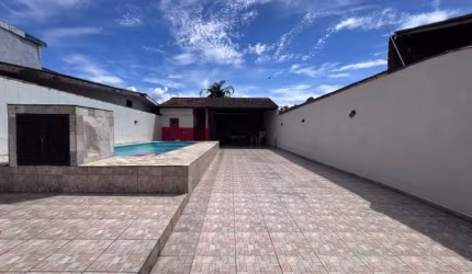 Casa na praia com piscina e área gourmet com churrasqueira em Itanhaém.