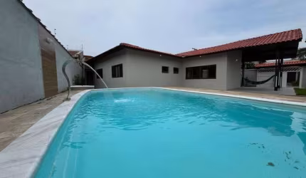 Casa na praia com 4 quartos, piscina, edícula e área gourmet com churrasqueira em Itanhaém.