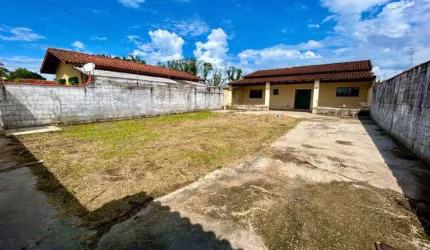 Casa à 30m da rodovia com espaço para piscina em Peruíbe.