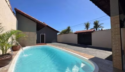 Casa na praia com 4 quartos, piscina e área gourmet em Itanhaém.