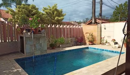 Casa com piscina, 3 quartos e área gourmet com churrasqueira em Itanhaém.