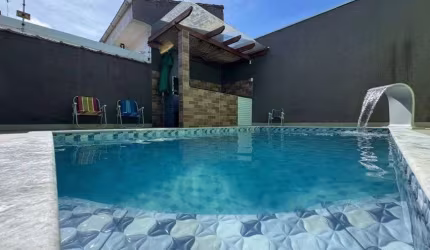 Casa na praia com piscina, 2 quartos e área gourmet com churrasquera em Peruíbe.