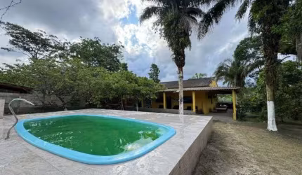 Chácara com 2 quartos, piscina e área gourmet com churrasqueira em Itanhaém.