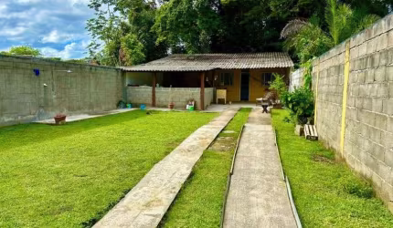 Casa com espaço para piscina e jardim em Peruíbe.