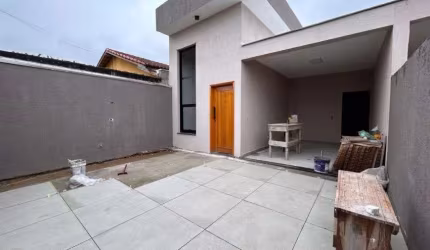 Casa com 2 quartos e espaço para piscina em Peruíbe.