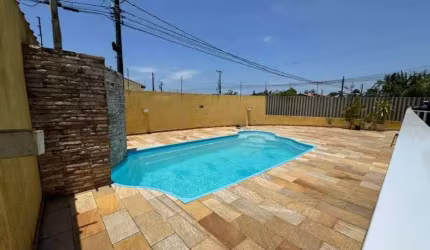 Casa na praia com piscina, 5 quartos e área gourmet com churrasqueira em Itanhaém.