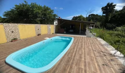 Chácara com 3 quartos, piscina e área gourmet com churrasqueira em Itanhaém.