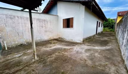 Casa com jardim e espaço para piscina em Itanhaém.