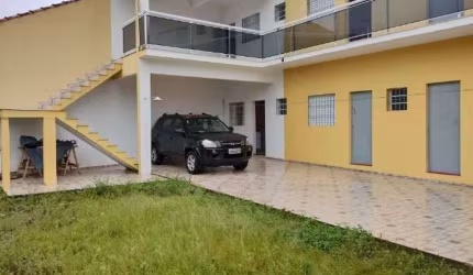 Casa com 6 kitnets e área gourmet com churrasqueira em Itanhaém.