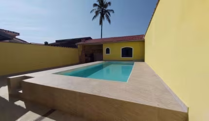 Casa com 2 quartos, piscina e área gourmet com churrasqueira em Itanhaém.