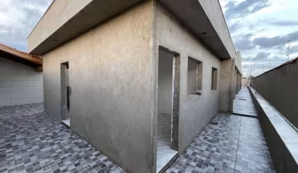 Casa em condomínio com piscina e 2 quartos em Itanhaém.