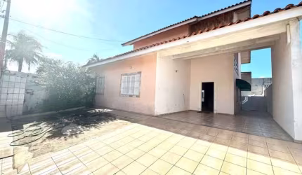 Casa à 50m do mar com 3 quartos, piscina e área gourmet em Peruíbe.