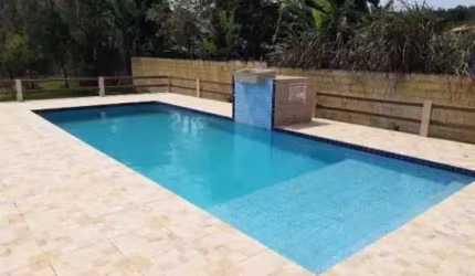 Chácara com piscina, 4 quartos e churrasqueira em Itanhaém.