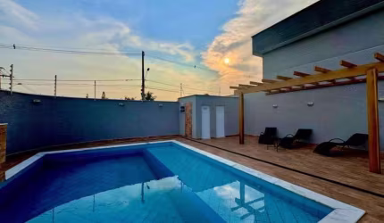 Casa em condomínio com 2 quartos e piscina em Itanhaém.