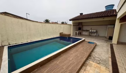 Casa com 3 quartos, piscina e área gourmet com churrasqueira em Itanhaém.