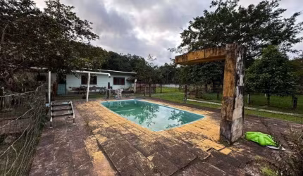 Chácara com 3 quartos, piscina e churrasqueira em Itanhaém.