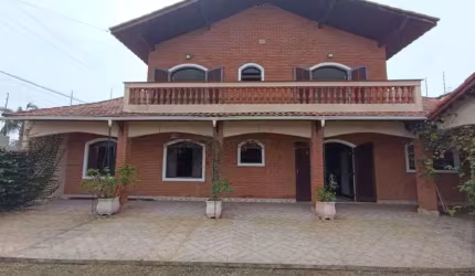 Casa com 4 quartos, churrasqueira e espaço para piscina em Itanhaém.