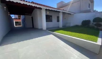 Casa com piscina, 3 quartos e área gourmet em Peruíbe.