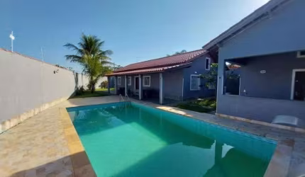 Casa na praia com 4 quartos, piscina, churrasqueira e jardim em Itanhaém.
