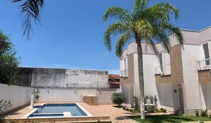 Casa em condomínio com piscina e 2 quartos em Itanhaém.