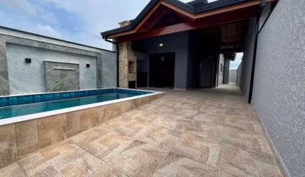 Casa na praia com piscina, 2 quartos e área gourmet em Peruíbe.